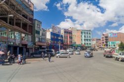 Automobili in una strada di El Alto, Bolivia. Lo sapevate che El Alto, con i suoi 4150 metri sul l.d.m., è la seconda città più alta al mondo? - © Matyas Rehak / Shutterstock.com ...