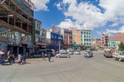 Automobili in una strada di El Alto, Bolivia. Lo sapevate che El Alto, con i suoi 4150 metri sul l.d.m., è la seconda città più alta al mondo? - © Matyas Rehak / Shutterstock.com ...