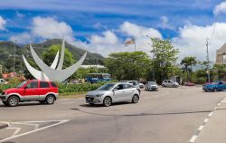 Automobili in una strada di Victoria, capitale di Mahé, Seychelles (Africa) - © Authentic travel / Shutterstock.com
