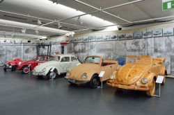 L'AutoMuseum di Wolfsburg, con le auto Volkswagen: qui nacque l'antenato del maggiolino, poco prima della Seconda Guerra Mondiale - © Alizada Studios / Shutterstock.com