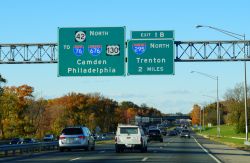 Autostrada a Gloucester City, New Jersey, con segnaletica per Camden, Philadelphia e Trenton (USA). Una bella veduta con la vegetazione in foliage autunnale - © Khairil Azhar Junos / Shutterstock.com ...