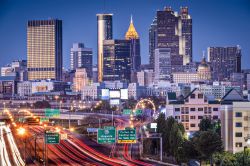 Autostrada e skyline di Atlanta, Georgia, by night. La città sorge a 320 metri sul livello del mare e occupa un'area di circa 340 chilometri quadrati.
