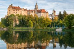 Autunno al castello di Sigmaringen, Germania - Un suggestivo scorcio fotografico del castello di Sigmaringen fotografato nel periodo autunnale con le fronde degli alberi che cominciano ad ingiallire ...