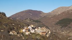 Autunno sulle montagne della Marsica: il borgo di Scanno