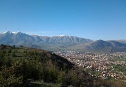 Avezzano e la cornice dei monti della Marsica, fotografato dal monte Salviano - © Marica Massaro - CC BY-SA 4.0 - Wikimedia Commons.