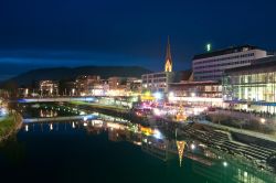 Avvento a Villach, le luminarie sul fiume nella città austriaca nel periodo natalizio.