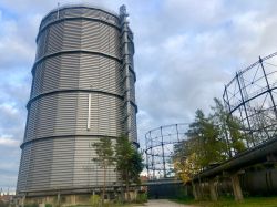 Azienda di gas con torre nella città di Augusta, Germania.

