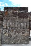 
	Incisioni azteche, Tepoztlán: sulla piramide del sito del Tepozteco si trovano anche alcune parti della struttura nelle quali sono ben visibili incisioni azteche. Il sito cerimoniale ...