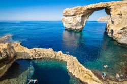 Azure Window sull'isola di Gozo, arcipelago maltese. Conosciuta come "Finestra Azzurra", questa baia è lo spettacolare risultato di forze geologiche che hanno formato il ...
