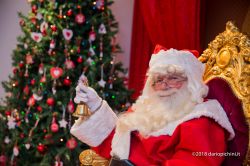 Babbo Natale al villaggio di Montepulciano, Siena, in attesa dei suoi piccoli visitatori.
