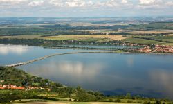 Bacino d'acqua di Nove Mlyny a Mikulov, Repubblica Ceca. Una suggestiva panoramica dall'alto di questo lago nei pressi della cittadina della Moravia.
