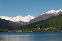 Il bacino lacustre di Mergozzo con le Alpi ricoperte di neve sullo sfondo, Piemonte.
