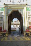 Badi Pol Gate all'interno del Palazzo della Città di Udaipur, Rajasthan, India. Si tratta di un museo e di un hotel di lusso. Il City Palace è un complesso di edifici costruito ...