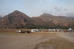 La Baia di Santa Margherita nella zona tra Makari e Castelluzzo durante Bagli, Olio e Mare, evento estivo della cittadina di San Vito lo Capo (Sicilia).
