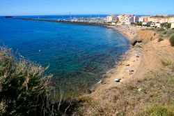 Bagnanti in una spiaggia di Cap d'Agde, Francia.
