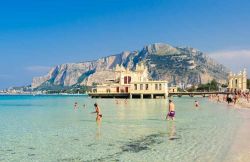 Bagnanti sulla spiaggia di Mondello a Palermo: le acque trasparenti lo rendono una delle mete balneari più importanti della Sicilia, anche se piuttosto affollata - © EugeniaSt / ...