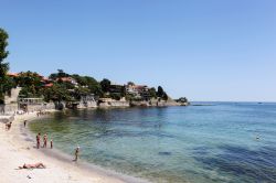 Bagnanti sulla spiaggia di Nesebăr affacciata sul Mar Nero, in Bulgaria - © Nenov Brothers Images / Shutterstock.com