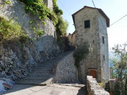 Bagni di Lucca:  scalinate nella frazione di Lucchio in Toscana  - © Naioli, CC BY-SA 4.0, Wikipedia