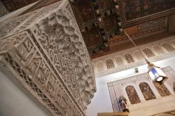 Una colonna del Bahia Palace di Marrakech, Marocco - Decorazioni marmoree impreziosiscono le colonne di questo maestoso edificio marocchino che si estende su un'area di circa otto ettari ...