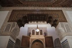 Soffitto del Bahia Palace di Marrakech, Marocco - Considerato uno dei capolavori dell'architettura tradizionale marocchina, il palazzo El Bahia è composto da circa 150 stanze decorate ...