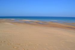 La Baia di Dakhla: il mare è sempre tranquillo e le acque di un blu intenso. A seconda dell'orario, è possibile scorgere i kitesurfers intenti nelle loro evoluzioni.