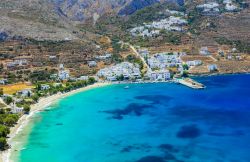 Baia dell'Egeo a Amorgos, Grecia. Le splendide spiagge che si affacciano su questo angolo di mare che circonda le Cicladi.

