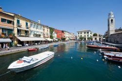 baia di LAzise con barche, Lago di Garda - © Robert Hoetink / Shutterstock.com 