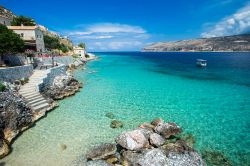 Baia di Limani: le acque turchesi del Mare Mediterraneo con le scogliere (Grecia).

