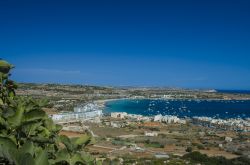 Baia di Mellieha, Malta. L'ampia baia dell'isola non ha risparmiato questo territorio dalle incursioni dei pirati che nel corso dei secoli sono approdati sin qui più volte. Succesivamente, ...