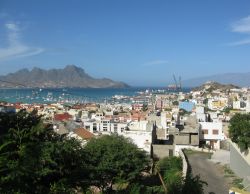 La baia su cui si affaccia la città di Mindelo con i suoi 70.000 abitanti, che la rendono la seconda città più importante di Capo Verde dopo Praia, la capitale.
