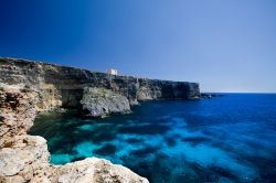 Santa Maria bay a Comino, Malta  - E' considerata la seconda miglior spiaggia di Comino dopo quella di Blue Lagoon da cui dista poco meno di 20 minuti a piedi. Meno affollata rispetto ...