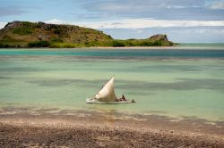 Un pescatore sulla sua barca nella baia di Topaze bay sull'isola di Rodrigues, Repubblica di Mauritius. Davvero suggestivi i colori delle acque cristalline di questo angolo di Oceano Indiano. 
 ...