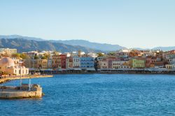 Baia e case storiche di Chania, isola di Creta. Questa bella località vive in funzione dell'estate  - © Neirfy / Shutterstock.com