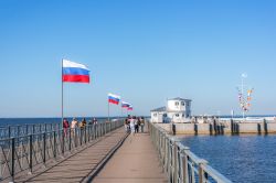 Baia e molo di Petergof, cittadina costiera della Russia a circa 40 km ad ovest di San Pietroburgo - © Pelikh Alexey / Shutterstock.com 