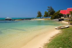 Baia e spiaggia nei pressi di Cap Malheureux, Mauritius - Un angolo di paradiso tropicale sulla costa settentrionale dell'isola di Mauritius © Pawel Kazmierczak / Shutterstock.com