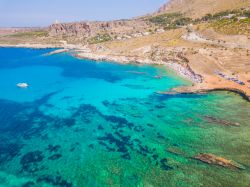 Baia Santa Margherita vicino a San Vito lo Capo offre acque limpide e calette con spiagge appartate