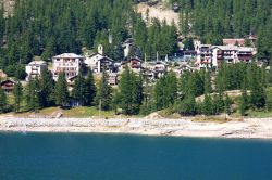 Il centro di Ceresole e il lago omonimo fotografati in estate - © Alessandro Vecchi - CC BY-SA 3.0, Wikipedia