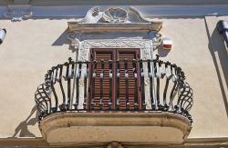 Balcone decorato di un palazzo storico di San Severo, Puglia - parte della bellezza di San Severo, e in particolare del suo centro storico, sono gli splendidi palazzi signorili barocchi: maestosi ...
