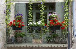 Balcone fiorito di un'antica casa a Uzes, Francia.

