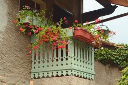 Un delizioso balcone fiorito nel borgo di Yvoire, in Francia.
