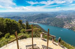 Un balcone panoramico sul Lago di Como a monte di Bellano in Lombardia