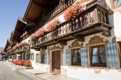 Balconi fioriti in un edificio del centro di Garmisch-Partenkirchen, Germania.
