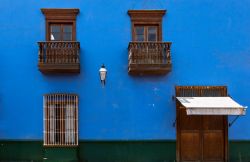 Balconi in legno impreziosiscono la facciata di una casa a Trujillo, La Libertad, Perù.
