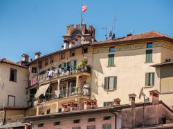 Balconi nel centro storico di Lovere, paese di 5000 abitanti della provincia di Bergamo, parte del club dei "Borghi più belli d'Italia".