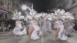 Ballerine durante il celebre Carnevale di Aguilas, Gran Canaria, Spagna. Quattro sfilate riempiono di colori e allegria le strade della città spagnola; è tradizione partecipare ...