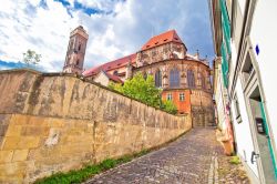 Bamberga, Germania: scorcio della torre del duomo e di una stradina della vecchia città.

