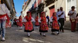 Bambine in abiti tradizionali alla sfilata per Romaria Sra d'Agonia a Viana do Castelo, Portogallo - © Francisco Caravana / Shutterstock.com