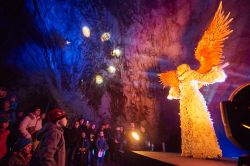 Bambini affascinati dal Presepe vivente delle grotte di Postumia in Slovenia