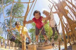 Bambini al Campo Sioux di Mirabilandia, Emilia Romagna, Italia. Divertimento assicurato per i più piccoli in questa nuova area giochi che, assieme a Fort Alamo, sta richiamando un numeroso ...