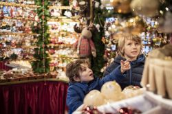 Anche i più piccoli si divertono tra le magiche bancarelle del mercato di Natale di Bolzano - © Alex Filz / www.suedtirol.info